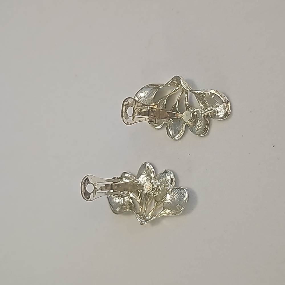 Vintage Dainty Green Enamel Floral Theme Clip On Earrings. - Picture 3 of 6
